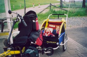 kinderen in fietskar 1