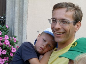 Vol vertrouwen en ontspannen kan natuurlijk ook in pappa's armen.