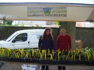 Laetitia en Willem bij hun kraam (foto: www.kamillaskeuze.nl)