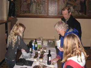 Het fair trade kraampje achter in de kerk stimuleert het kopen van fair trade producten, welke door de misdienaars verkocht worden. Maar hierdoor blijven mensen ook vaak nog even napraten.