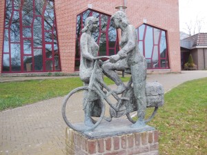 standbeeld pratende vrouwen