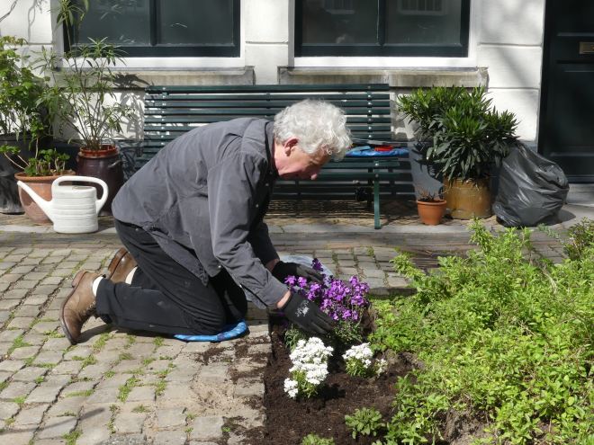 bloemen planten knielen